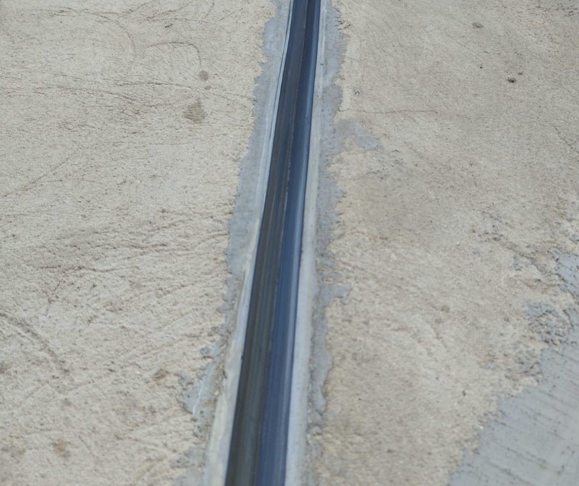 Junta de dilatação com perfil EPDM instalado