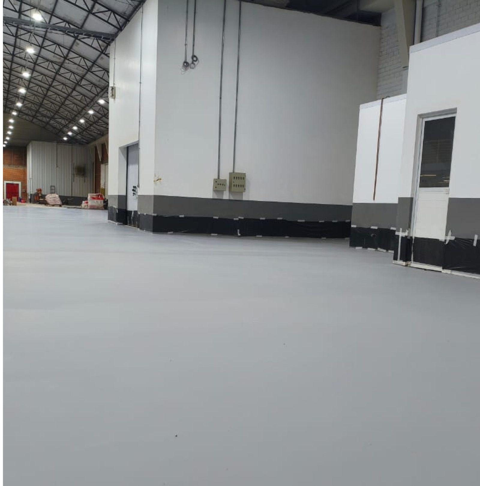 Piso industrial em uretano recém-aplicado em galpão